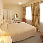 Hotel Runnymede Court 3*